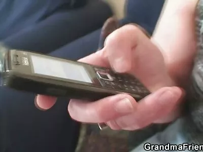 Руда MILF порно фільми на руском Рейчел дражнити і роздягатися