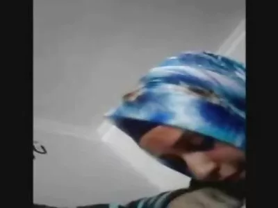 Красуня-брюнетка в панчохах відкриває свій плрно фільми чорний двері для клюва Рауля