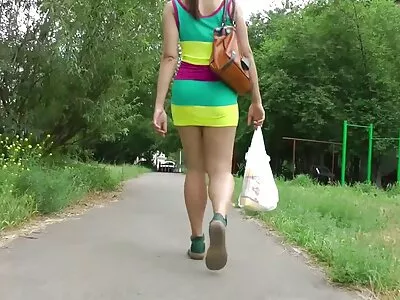 Малюк з порно повнометражні фільми довгими ногами катається на члені