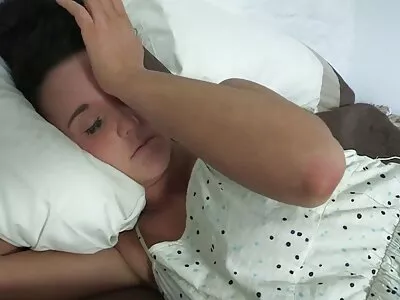 Вигадлива масажистка Вітні Райт радує секс фільми онлайн щасливчика на надувному матраці